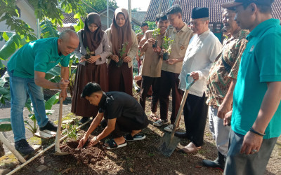 Penghijauan di sekolah | SMK Asysyaakiriin